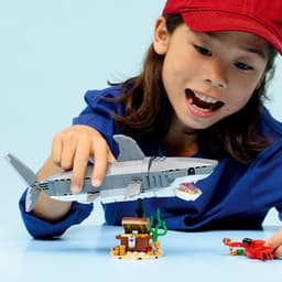 LEGO® Creator 3 in 1 Fierce Shark with a Treasure Chest 31381